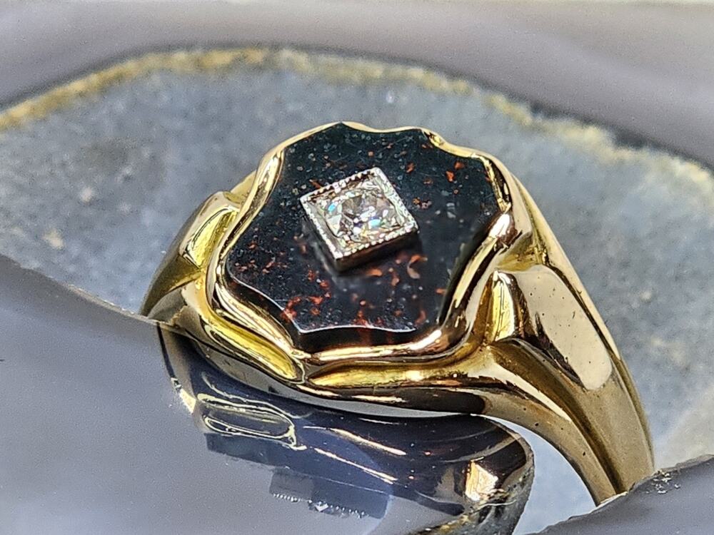 Rare Antique 18K Shield Cut Bloodstone & Single Diamond Gents Ring Size 11.75